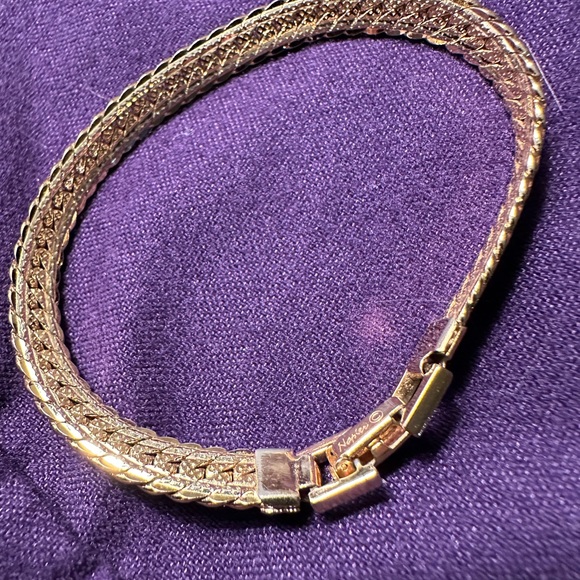Napier gold tone bracelet doesn’t tarnish - Picture 4 of 4